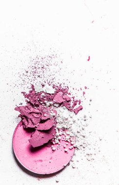 Beyaz arka planda yalıtılmış ezilmiş göz farı paleti yakın çekim