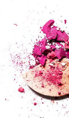 Beyaz üzerinde yalıtılmış ezilmiş göz farı paleti ve toz yakın çekim 