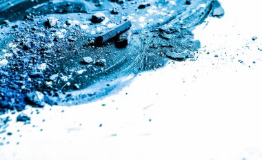 Arka plan olarak sanatsal ruj lekesi ve ezilmiş göz farı