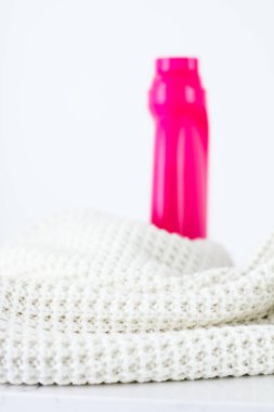 Sıcak örme giysiler ve sıvı çamaşır deterjanı