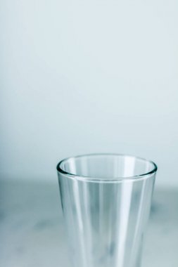 Mermer masada temiz boş cam