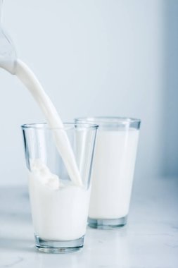 Dünya süt günü, mermer masada cam içine dökme