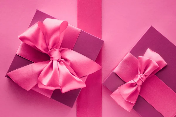 Cajas de regalo rosadas, fondo plano de estilo femenino —  Fotos de Stock