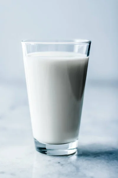 Giornata Mondiale del Latte, bicchiere pieno sul tavolo di marmo — Foto Stock