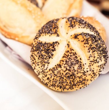 Restoranda ekmek sepeti, taze pişmiş yemek