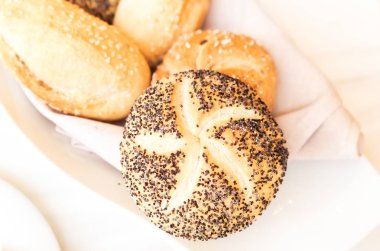 Restoranda ekmek sepeti, taze pişmiş yemek