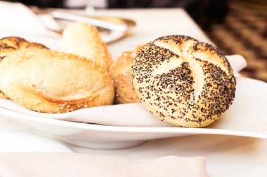 Restoranda ekmek sepeti, taze pişmiş yemek