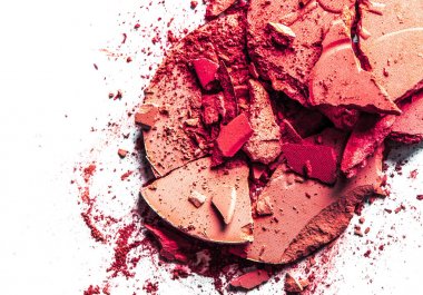 Beyaz arka planda yalıtılmış ezilmiş göz farı ve toz