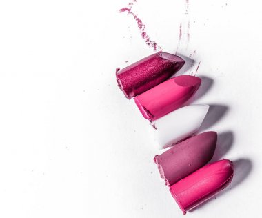 Beyaz arka planda yalıtılmış kesilmiş ruj yakın çekim