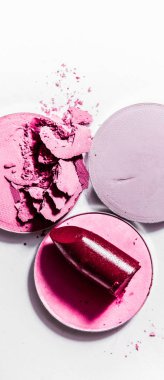 Beyaz arka planda izole edilmiş göz farı ve ruj