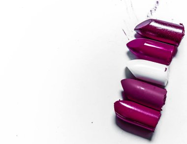 Beyaz arka planda yalıtılmış kesilmiş ruj yakın çekim