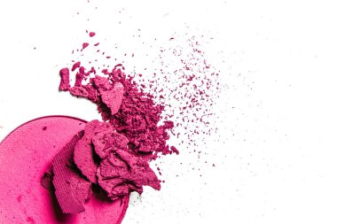 Beyaz arka planda yalıtılmış ezilmiş göz farı paleti yakın çekim