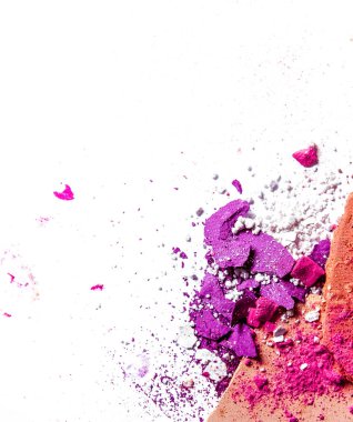 Beyaz üzerinde yalıtılmış ezilmiş göz farı paleti ve toz yakın çekim 