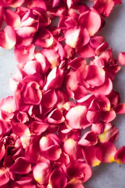 Mermer taş üzerinde gül yaprakları, çiçek arka plan