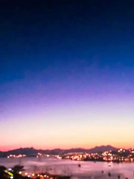 Fundo borrado de um pôr do sol na costa, bela vista para o mar — Fotografia de Stock