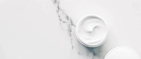 Cosméticos de beleza orgânica em mármore, casa spa flatlay fundo — Fotografia de Stock