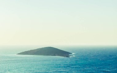 Yaz aylarında Akdeniz kıyıları ve adalar, yat seyir trav