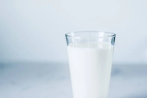 Giornata Mondiale del Latte, bicchiere pieno sul tavolo di marmo — Foto Stock