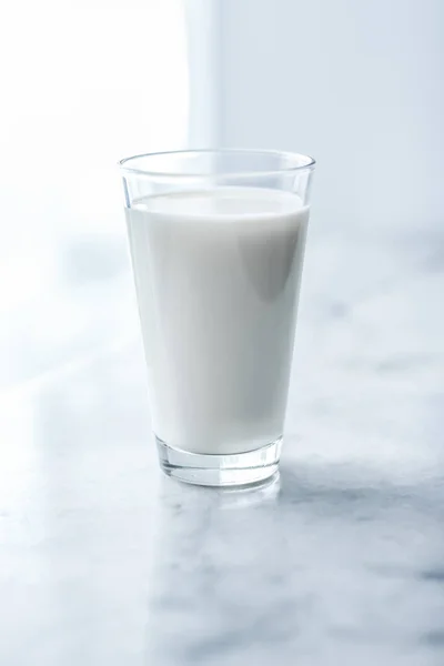 세계 우유의 날, 대리석 테이블에 가득 차 있는 유리 — 스톡 사진