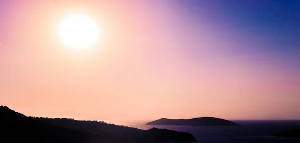 Pôr do sol de verão na costa do mar Mediterrâneo, paisagem marinha e monte — Fotografia de Stock