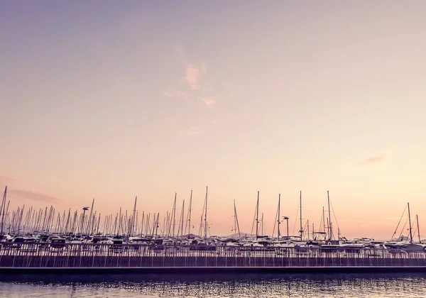 Côte de la mer Méditerranée et les îles en été, bateau de croisière trav — Photo