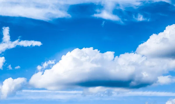 青空の背景、白い雲と明るい日差し — ストック写真