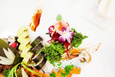 Öğle yemeği zamanında bir restoranda Japon Suşi, Asya mutfağı