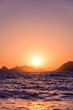 Akdeniz sahilinde yaz günbatımı, deniz manzarası ve Mount