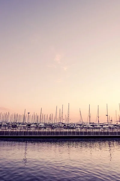 Mittelmeerküste und Inseln im Sommer, Yachtkreuzfahrt — Stockfoto