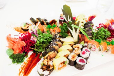 Öğle yemeği zamanında bir restoranda Japon Suşi, Asya mutfağı