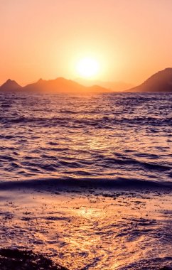 Akdeniz sahilinde yaz günbatımı, deniz manzarası ve Mount