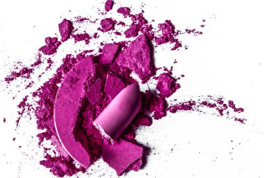 Beyaz arka plan müziği üzerinde yalıtılmış ezilmiş göz farı, ruj ve toz