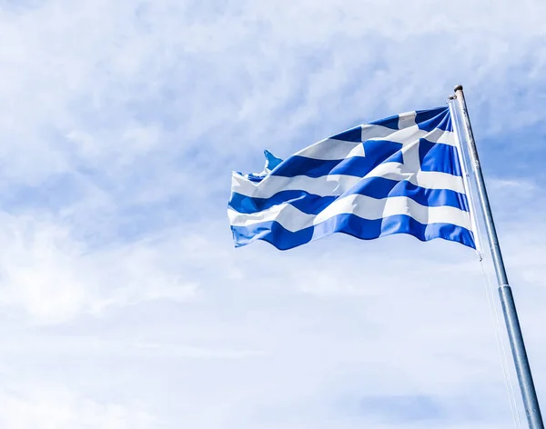 Grecka flaga i pochmurne niebo w lecie, polityka Europy — Zdjęcie stockowe