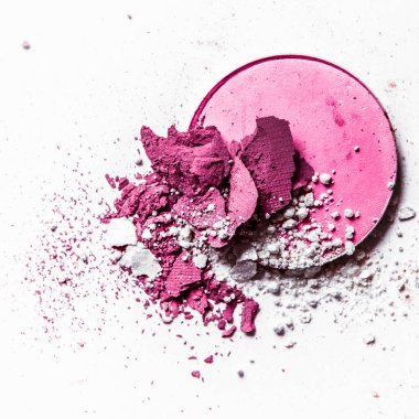 Beyaz arka planda yalıtılmış ezilmiş göz farı paleti yakın çekim