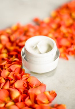 Mermer üzerinde güzellik yüz nemlendirici krem ve çiçek yaprakları, LuXu