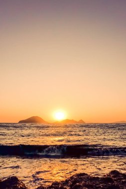 Akdeniz sahilinde yaz günbatımı, deniz manzarası ve Mount