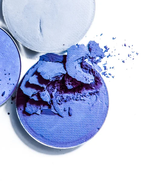 Beyaz arka planda izole edilmiş göz farı ve ruj