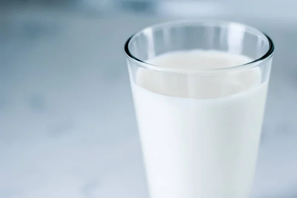Giornata Mondiale del Latte, bicchiere pieno sul tavolo di marmo — Foto Stock