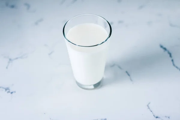 Världens Mjölkdag, fullt glas på marmor bord — Stockfoto