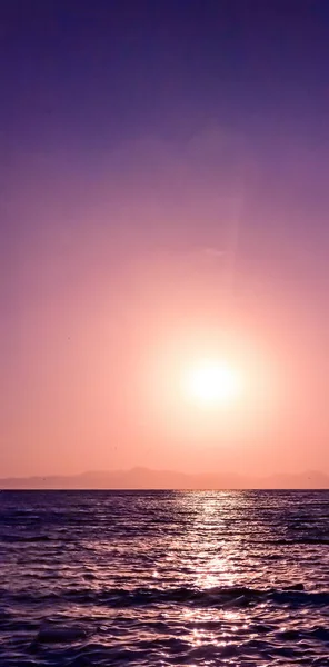 Coucher de soleil d'été sur la côte méditerranéenne, le paysage marin et le mont — Photo