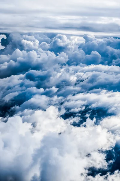 蓝天背景，白云和明亮的阳光 — 图库照片