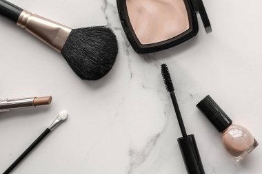 Makyaj ve kozmetik ürünleri mermer, düz arkaplan
