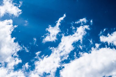 Mavi gökyüzü arkaplanı, beyaz bulutlar ve parlak güneş ışığı