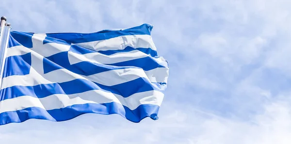 Griekse vlag en bewolkte hemel in zomerdag, politiek van Europa — Stockfoto