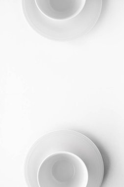 Beyaz arka plan üzerinde boş fincan ve tabak mockup, flatlay