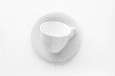 Beyaz arka plan üzerinde boş fincan ve tabak mockup, flatlay