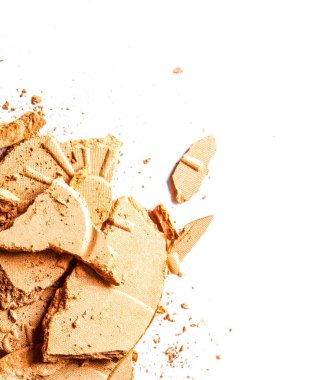 Beyaz arka planda yalıtılmış ezilmiş göz farı ve toz