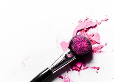 Whi'de izole edilmiş ezilmiş göz farı ve toz yakın çekim ile fırça