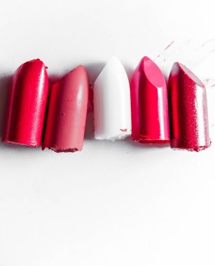 Beyaz arka planda yalıtılmış kesilmiş ruj yakın çekim