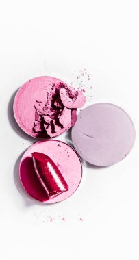 Beyaz arka planda izole edilmiş göz farı ve ruj